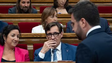 La portavoz del PSC en el Parlament, Alicia Romero y el líder del PSC, Salvador Illa, mientras pasa el presidente de la Generalitat de Catalunya en funciones, Pere Aragonès, durante una sesión plenaria, en el Parlament de Catalunya, a 25 de julio de 2024, en Barcelona, Catalunya (España). El Parlament vota la aprobación final de la reforma del reglamento de la Cámara que quiere ampliar los supuestos de delegación de voto e incorpora, por primera vez, el voto telemático, así como tiene previsto validar los ocho diputados propuestos para representar a la Generalitat en el Senado. Está previsto que la reforma salga adelante por la vía de lectura única con el apoyo de los partidos impulsores. Asimismo, la sesión plenaria también abordará la designación de los ocho senadores que representarán a la Generalitat en la Cámara Alta.
25 JULIO 2024;PARLAMET;PLENO
David Zorrakino / Europa Press
25/07/2024