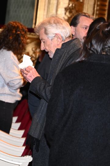 José Sacristán durante la capilla ardiente de Marisa Paredes en el Teatro Español.