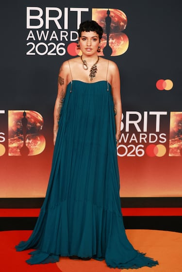 Mabel posa en la alfombra roja. 