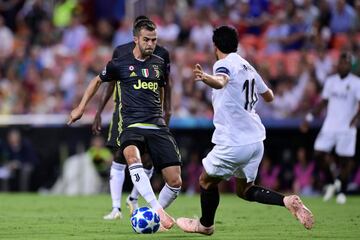 Miralem Pjanic y Daniel Parejo.