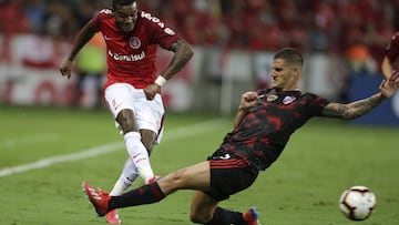 Edenilson of Brazil&#039;s Internacional, left, fights for the ball with Bruno Zuculini of Argentina&#039;s River Plate during a Copa Libertadores soccer match in Porto Alegre, Brazil, Wednesday, April 3, 2019. (AP Photo/Edison Vara)