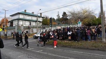 People evacuate the coastline in Chile, following a tsunami preventive advisory generated by local authorities, after an earthquake sparked a tsunami threat on the Pacific coast, in Punta Arenas, Chile, May 2, 2025. REUTERS/Rodrigo Maturana