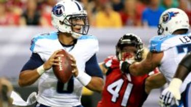 Marcus Mariota en su debut en la pretemporada de la NFL frente a los Falcons.