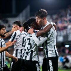 Gastón derriba el muro