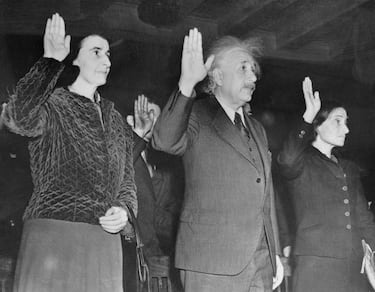 Albert Einstein aparece prestando juramento de lealtad a los Estados Unidos al convertirse en ciudadano estadounidense en un tribunal federal de Trenton.