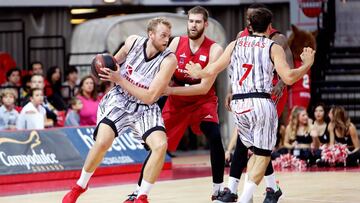 GRAF1786. ZARAGOZA, 21/10/2018.- El ala- pívot montenegrino del Zaragoza, Nemanja Radovic (c), ante la defensa del pívot británico del Montakit Fuenlabrada, Daniel Clark (i), durante el partido correspondiente a la quinta jornada de la Liga Endesa, disputado hoy en el pabellón de Zaragoza. EFE/ Javier Belver