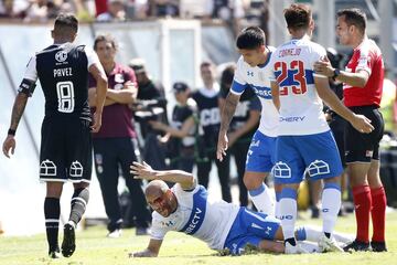 El jugador de Universidad Catolica Sebastian Saez, centro, reclama tras sufrir una lesion durante el partido de primera division contra Colo Colo disputado en el estadio Monumental de Santiago, Chile

