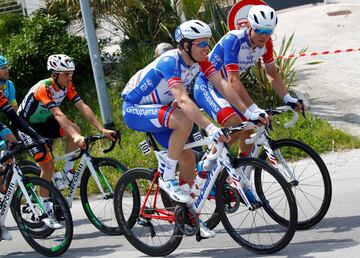 El ciclista francés Arnaud Demare bromea con su compañero de equipo. 