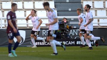 Pablo Valcarce, jugador del Burgos, anotó dos goles ante el Huesca.