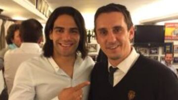 Falcao y Gary Neville, horas antes de que se anunciar&aacute; el fichaje de Falcao al Manchester United 