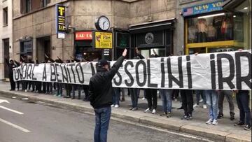 Exhibici¨®n fascista de los ultras del Lazio en las calles de Mil¨¢n