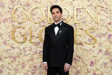 Paul W. Downs posa durante la alfombra roja de los Globos de Oro 2025 celebrados en el Hotel Beverly Hilton de los Ángeles.