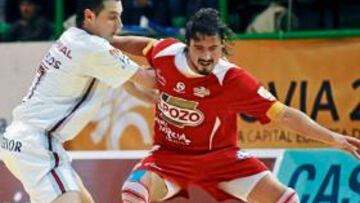 <b>DISPUTADO. </b>El local Carlos pugna un balón ante Vinicius Bacaro.