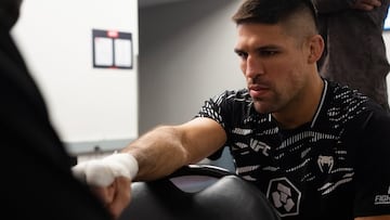 Vicente Luque vendándose antes de una pelea.