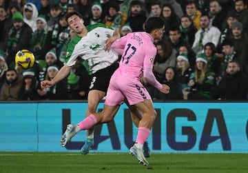 Por esta falta de Víctor García sobre Saúl anuló Guzmán Mansilla el gol de Iván Chapela.