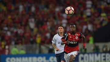 Brazil's Flamengo player Vinicius Junior eyes the ball during their 2017 Sudamericana Cup football final against Argentina's Independiente at Maracana stadium in Rio de Janeiro, Brazil, on December 13, 2017. / AFP PHOTO / Carl DE SOUZA