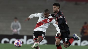 River Plate's Uruguayan midfielder Nicolas De La Cruz (L) kicks the ball past Barracas Central's midfielder Ivan Tapia during their Argentine Professional Football League Tournament 2022 match at El Monumental stadium in Buenos Aires, on September 4, 2022. (Photo by ALEJANDRO PAGNI / AFP)