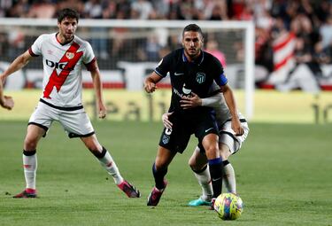 Koke intenta llevarse un balón.