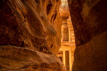 Las partes más importantes de Petra son el Tesoro o Khazneh, que era un mausoleo cuya fachada tiene dos niveles, y el Monsterio o Deir, que fue construido en honor al rey Obodas. Ambos están tallados directamente en la roca en forma de semicueva.
El Siq o la puerta de Petra es el camino principal por el que se accede a la ciudad. Es un camino serpenteante abierto en la roca y con 3 metros de anchura máxima. En este camino pueden observarse las canalizaciones de agua, que consisten en unas tuberías de arcilla que llevaban el agua desde el manantial de Moisés hasta la ciudad.
