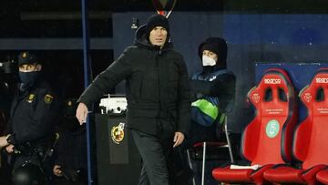 Soccer Football - La Liga Santander - Osasuna v Real Madrid - El Sadar Stadium, Pamplona, Spain - January 9, 2021 Real Madrid coach Zinedine Zidane REUTERS/Vincent West