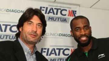 <b>PRESENTACIÓN. </b>Eyenga estrecha la mano de Jordi Villacampa.