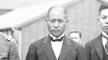 Michio Suzuki (1887-1982) fue un ingeniero, inventor, empresario y político japonés. En 1901, comenzó su aprendizaje como carpintero, Sin embargo, su maestro, que también se dedicaba a la fabricación de telares, le sugirió que cambiara de oficio y aprendiera la tecnología de fabricación de telares. En 1909, fundó Suzuki Loom Works, marcando el inicio de su independencia empresarial. Michio Suzuki construyó Suzuki en una sola generación, transformándola de un fabricante de telares a un fabricante de equipos de transporte. Es recordado como una figura clave en la historia de la industria automotriz japonesa.
