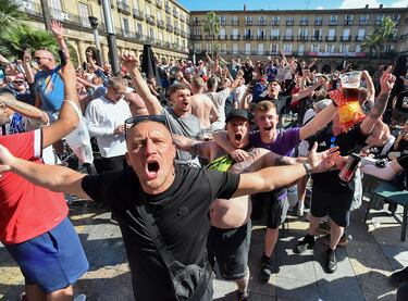 Bilbao ya acoge a los primeros aficionados del Tottenham y Manchester United, que disputarán la final de la Europa League en San Mamés. La ciudad vive un ambiente vibrante, con la final como protagonista en calles.