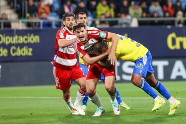 Aprobados y suspensos del Granada: Sandoval tiene difícil enderezar el destrozo del Cacique