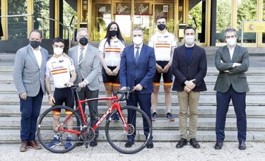 La RFEC presenta el nuevo maillot de España para Tokio