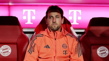 MUNICH (Germany), 01/11/2025.- Harry Kane of Munich sits on the bench before the German Bundesliga match between FC Bayern Munich and Bayer 04 Leverkusen, in Munich, Germany, 01 November 2025. (Alemania) EFE/EPA/RONALD WITTEK CONDITIONS - ATTENTION: The DFL regulations prohibit any use of photographs as image sequences and/or quasi-video.