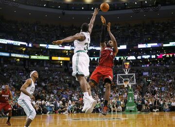 ...en el que el proyecto de los Heat pendía de un hilo. Si caen por segundo año consecutivo en playoffs, Spoelstra y el superequipo formado en verano de 2010 habría peligrado. Apareció LeBron, quitándose el estigma de mal jugador en los momentos importantes y abriéndose camino al que sería el primer anillo de su carrera.