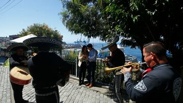 Valparaiso, 26 de enero de 2024
Propuesta de matrimonio con mariachis en el paseo Gervasoni frente a la bahia de Valparaiso
Sebastian Cisternas/Aton Chile