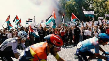 El grupo avanza mientras manifestantes pro-palestinos sostienen banderas palestinas durante la 20ª etapa de la Vuelta a España 2025.