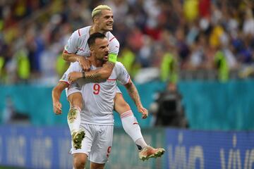 0-1. Haris Seferovic celebra el primer gol con Granit Xhaka.