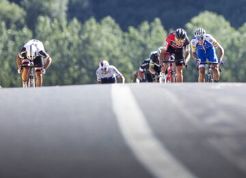 Michael Matthews, Greg Van Avermaet y Philippe Gilbert esprintan por la victoria.