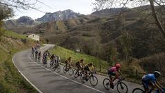 El pelot&oacute;n de La Vuelta rueda durante la und&eacute;cima etapa entre Villaviciosa y el Alto de la Farrapona.
 
 
 
 
 
 
 
 
 
 
 
 
 
 
 
 
 