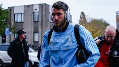 Santiago Giménez llega con el Feyenoord al estadio previo a un juego de la Eredivisie.