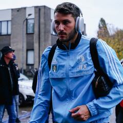 Santiago Giménez no quiso hablar a su llegada a México