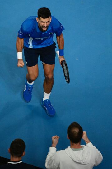 El serbio Novak Djokovic celebra la victoria con su entrenador Dandy Murray. 