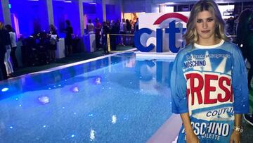 Genie Bouchard pos&oacute; con un curioso vestido de Moschino en el Citi Taste of Tennis, una fiesta previa al inicio del Open de Miami.