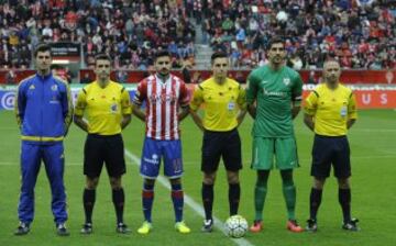El árbitro Del Cerro Grande acompañado por sus asistentes Yuste Jiménez y Álvarez Cantón, el cuarto árbitro Moreno Aragón y los capitanes Canella e Iraizoz. 