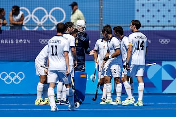 Los RedSticks dialogan, en plena embestida de Países Bajos.