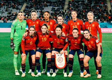 Once de la selección española: Misa Rodríguez; Ona Batlle, Irene Paredes, Ivana Andrés, Olga Carmona; Tere Abelleira, Aitana Bonmatí, Alexia Putellas; Salma Paralluelo, Jenni Hermoso y Mariona Caldentey.