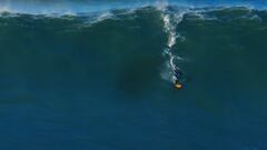 Laura Coviella surfeando las olas gigantes de Nazaré