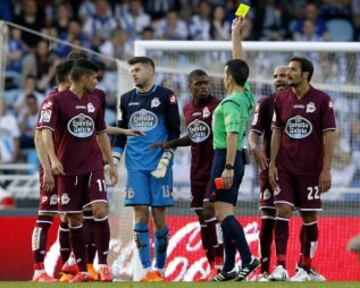 El colegiado Pérez Montero, muestra tarjeta amarilla al delantero portugués del Deportivo de la Coruña, Ivan Ricardo Neves 