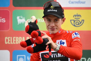 Jonas Vingegaard continua con el maillot rojo de líder de la carrera.