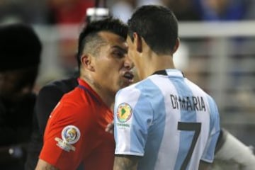 El jugador de la seleccion chilena Gary Medel, izquierda, encara a Angel Di Maria de Argentina durante el partido del grupo D de la Copa Centenario en el estadio Levi's de Santa Clara, Estados Unidos.