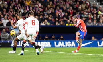 El argentino hizo un gol típico suyo. Presión alta, robo y disparo milimétrico al sitio imposible para el portero rival. Siempre aporta algo tanto en ataque como en defensa.