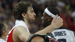 Pau Gasol y LeBron James tras la final de los Juegos Ol&iacute;mpicos de Londres 2012 entre Espa&ntilde;a y Estados Unidos.