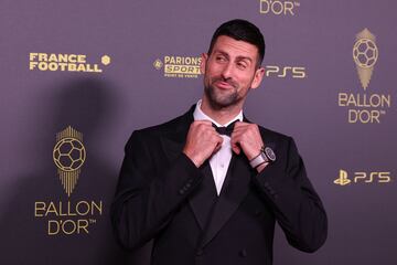 El tenista serbio Novak Djokovic posa antes de la ceremonia de entrega del Bal車n de Oro de F迆tbol de Francia 2023.
